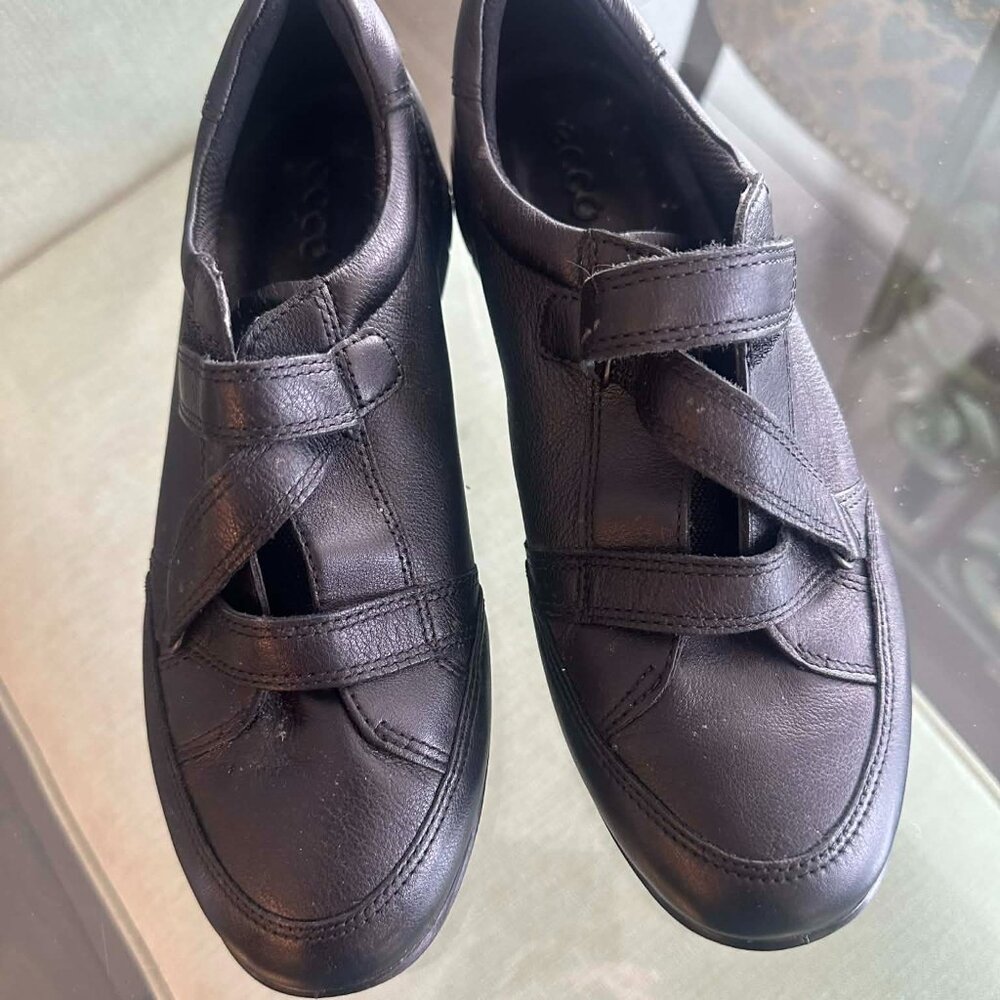 NEW ECCO BLACK LEATHER SNEAKERS - SIZE: 40